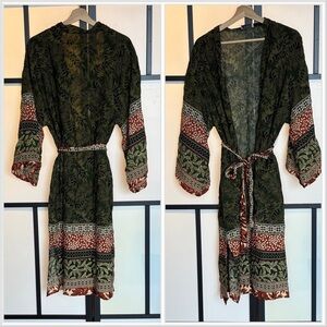 Dress Forum Los Angeles Tropical Print Robe with pockets. Women’s Small